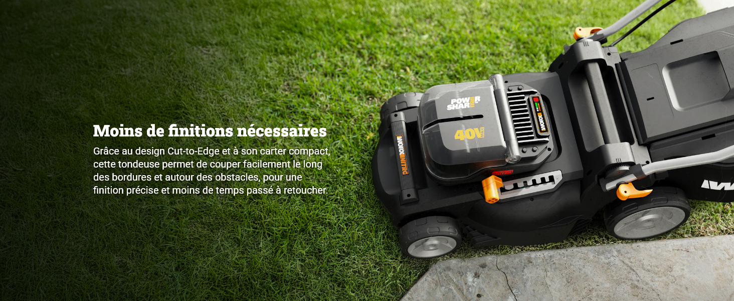 Lame de tondeuse à gazon sur fond d'herbe. Équipement professionnel d'entretien des pelouses mettant l'accent sur le mécanisme de coupe en métal et la surface du gazon vert.