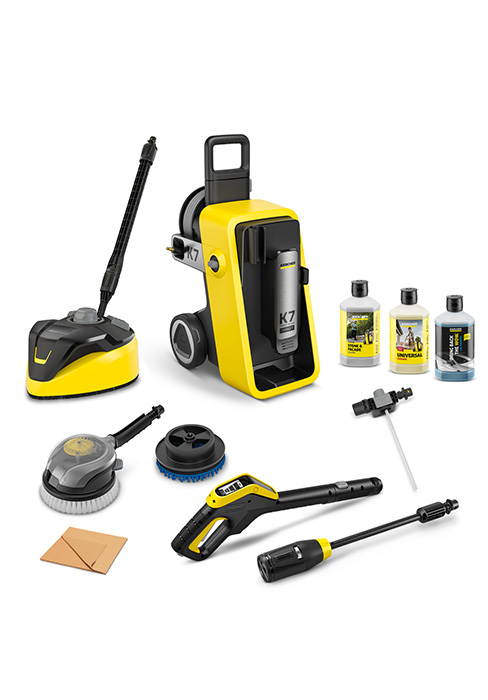 Présentation des accessoires de nettoyage Kärcher, notamment des accessoires de nettoyeur haute pression jaunes et noirs, des brosses, des solutions de nettoyage et des outils de nettoyage de surfaces disposés horizontalement.