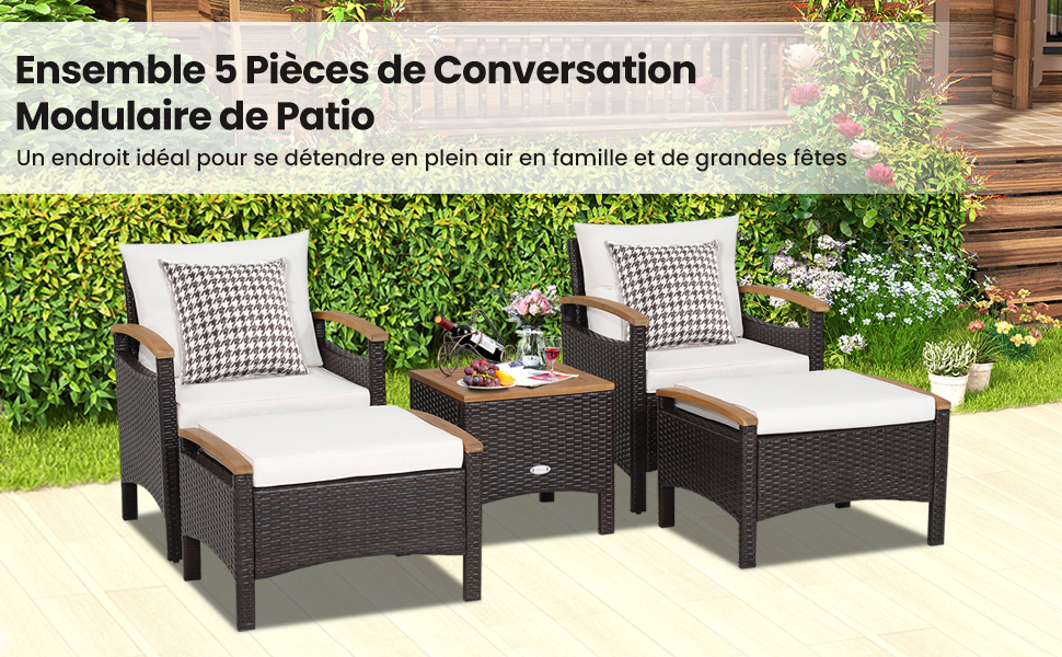 Ensemble de conversation de patio en cinq pièces comprenant deux chaises, deux poufs et une table d'appoint. Cadres en osier tressé foncé avec coussins blancs dans un jardin extérieur.