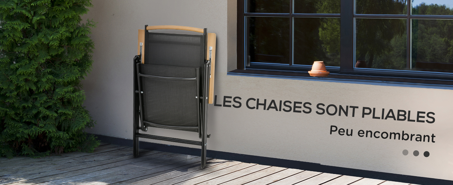 Chaise pliante contre un mur avec le texte « LES CHAISES SONT PLIABLES Peu encombrant » visible, indiquant des chaises pliables peu encombrantes