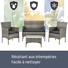 un groupe de chaises avec un bouclier à l'arrière.