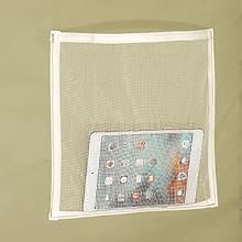 Pochette de rangement en filet beige avec panneau frontal transparent, contenant une tablette. Conçu pour un montage mural ou pour organiser des appareils électroniques.